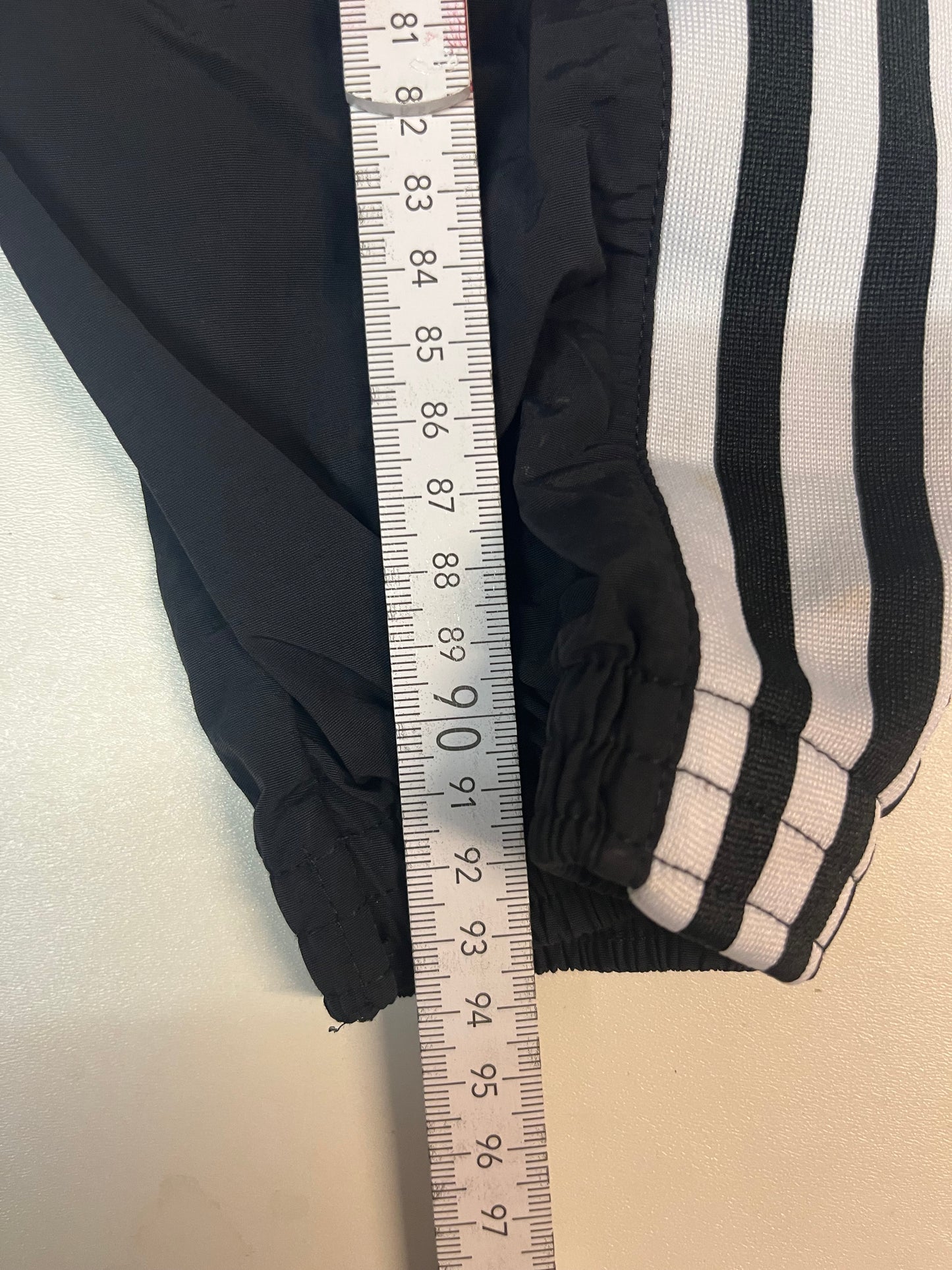 Entdecke unsere Vintage Track Pants von Nike und anderen Marken, erhältlich bei Valuxery.de - Dein Shop für trendige Vintage - Kleidung. Unsere Track Pants sind aus hochwertigen Materialien und