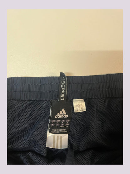 Entdecke unsere Vintage Track Pants von Nike und anderen Marken, erhältlich bei Valuxery.de - Dein Shop für trendige Vintage - Kleidung. Unsere Track Pants sind aus hochwertigen Materialien und