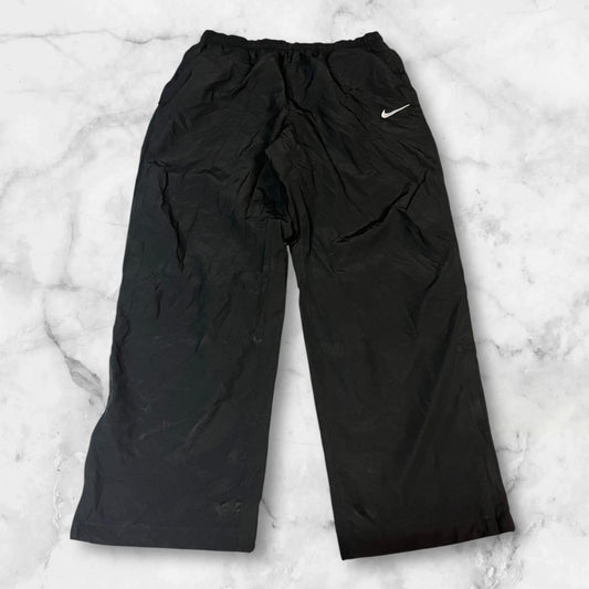 Entdecke unsere Vintage Track Pants von Nike und anderen Marken, erhältlich bei Valuxery.de - Dein Shop für trendige Vintage - Kleidung. Unsere Track Pants sind aus hochwertigen Materialien und