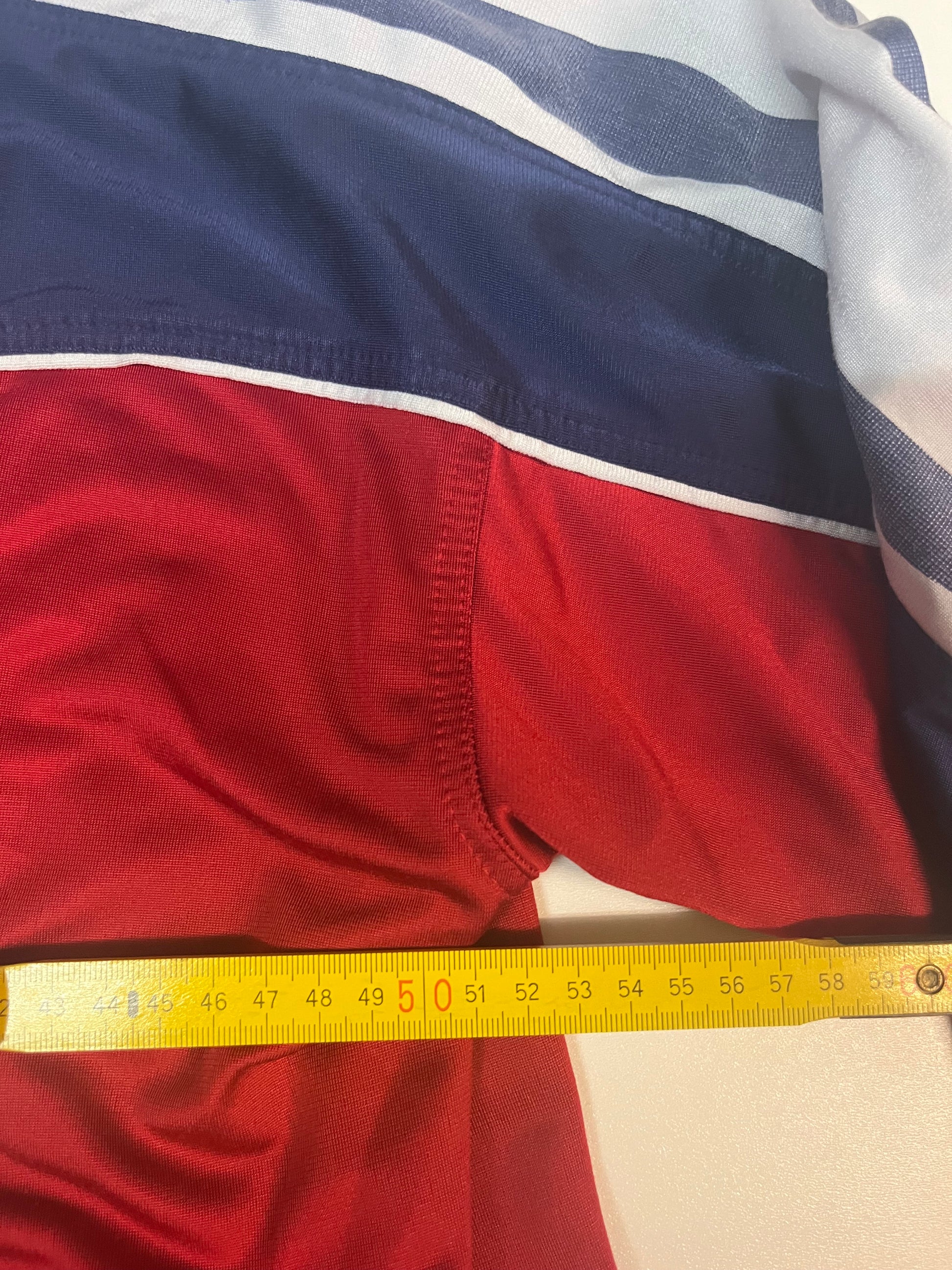 Entdecke unsere Vintage Track Pants von Nike und anderen Marken, erhältlich bei Valuxery.de - Dein Shop für trendige Vintage - Kleidung. Unsere Track Pants sind aus hochwertigen Materialien und