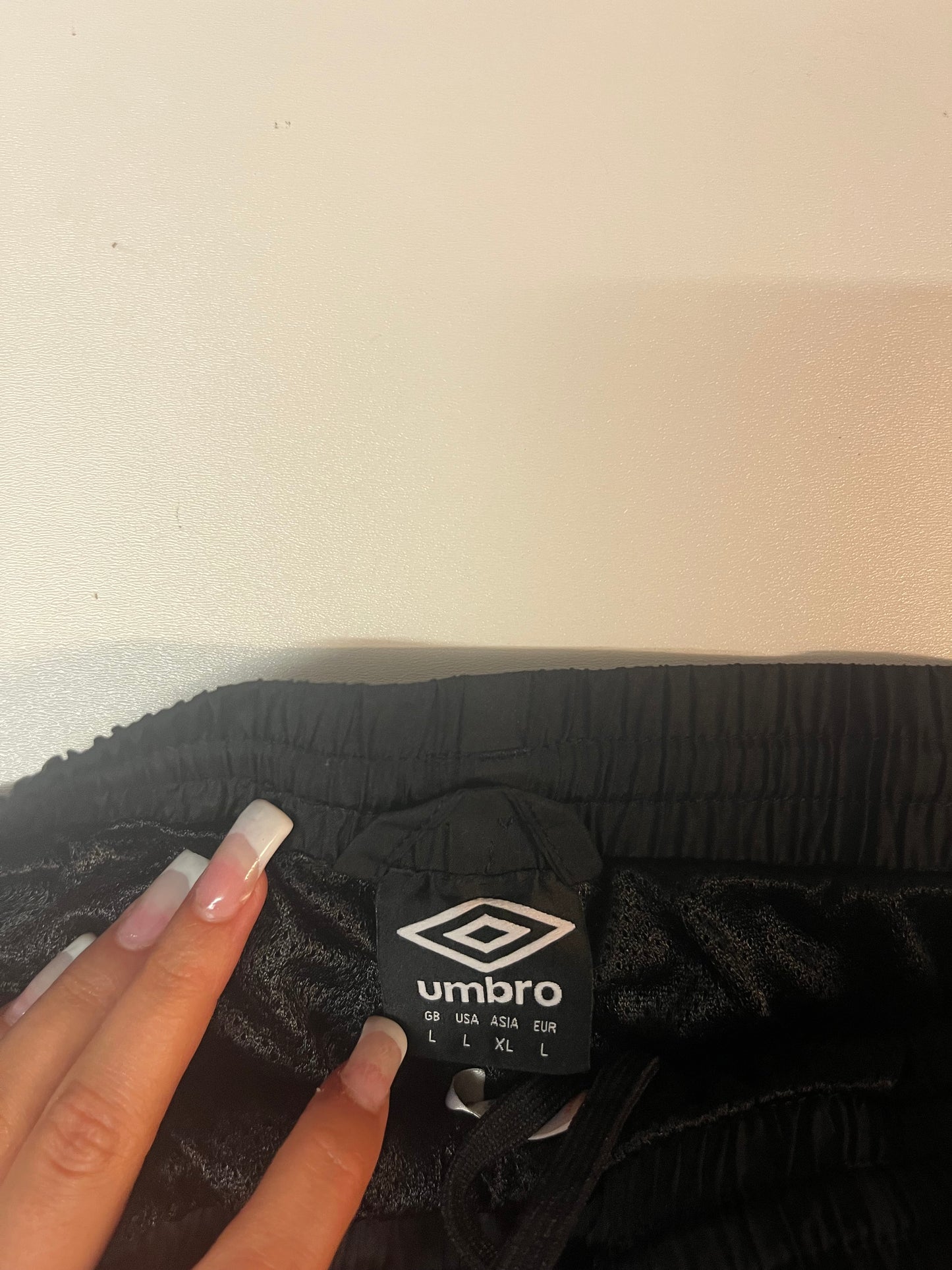 Entdecke unsere Vintage Track Pants von Nike und anderen Marken, erhältlich bei Valuxery.de - Dein Shop für trendige Vintage - Kleidung. Unsere Track Pants sind aus hochwertigen Materialien und