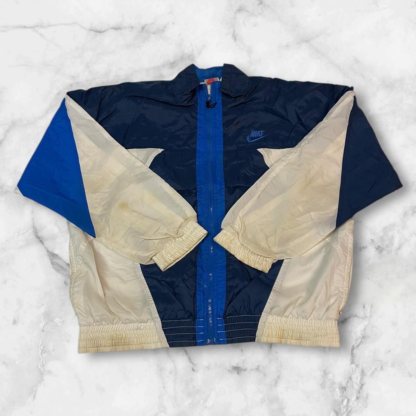 Entdecke unsere Vintage Track Pants von Nike und anderen Marken, erhältlich bei Valuxery.de - Dein Shop für trendige Vintage - Kleidung. Unsere Track Pants sind aus hochwertigen Materialien und