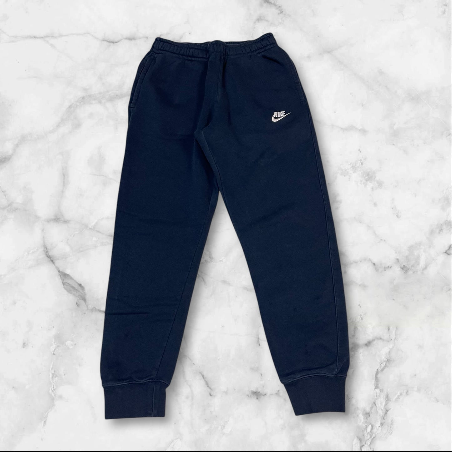 Entdecke unsere Vintage Track Pants von Nike und anderen Marken, erhältlich bei Valuxery.de - Dein Shop für trendige Vintage - Kleidung. Unsere Track Pants sind aus hochwertigen Materialien und