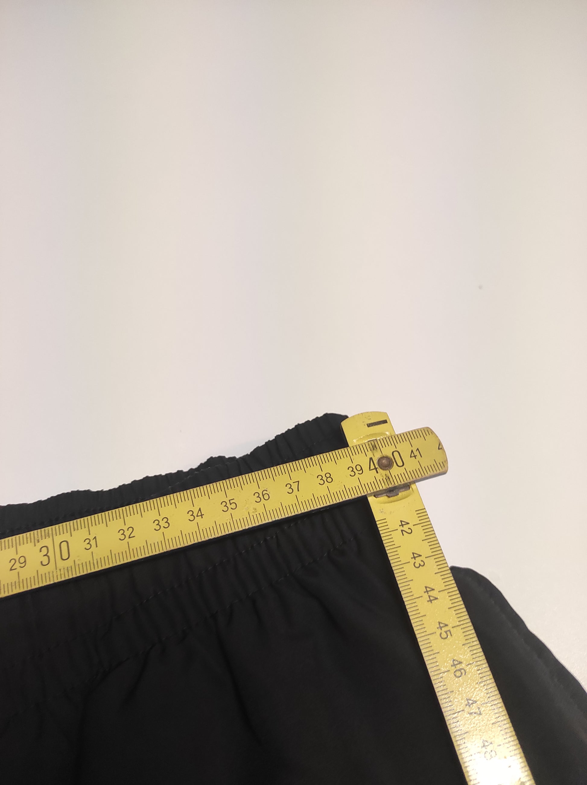 Entdecke unsere Vintage Track Pants von Nike und anderen Marken, erhältlich bei Valuxery.de - Dein Shop für trendige Vintage - Kleidung. Unsere Track Pants sind aus hochwertigen Materialien und