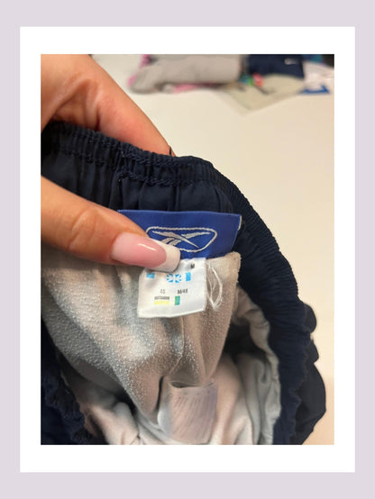 Entdecke unsere Vintage Track Pants von Nike und anderen Marken, erhältlich bei Valuxery.de - Dein Shop für trendige Vintage - Kleidung. Unsere Track Pants sind aus hochwertigen Materialien und