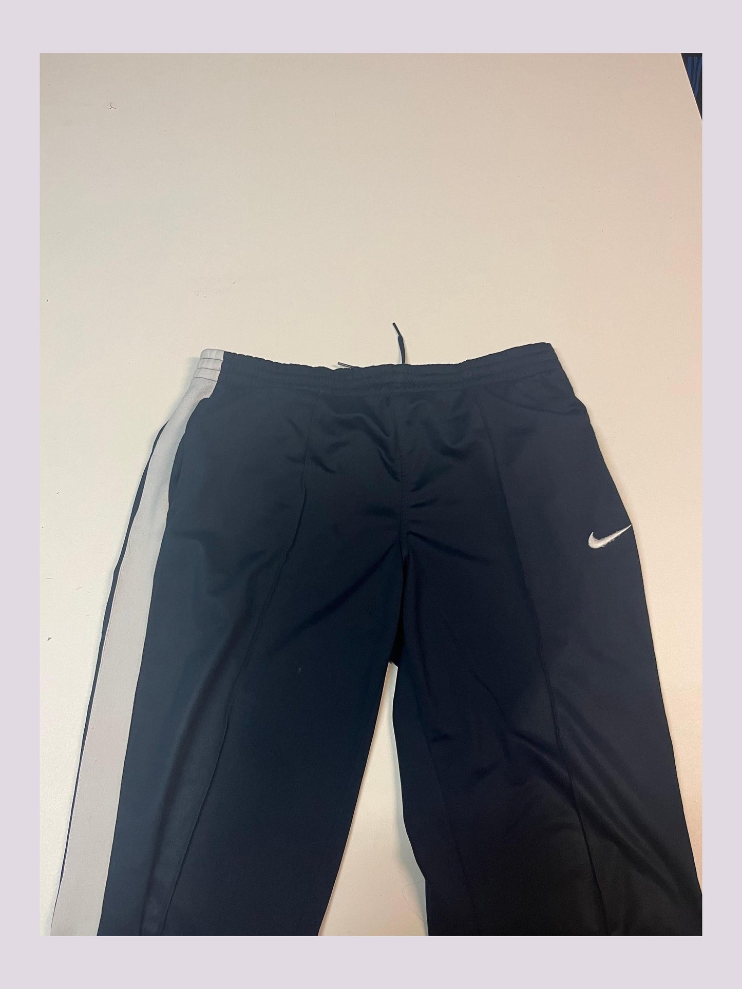 Entdecke unsere Vintage Track Pants von Nike und anderen Marken, erhältlich bei Valuxery.de - Dein Shop für trendige Vintage - Kleidung. Unsere Track Pants sind aus hochwertigen Materialien und