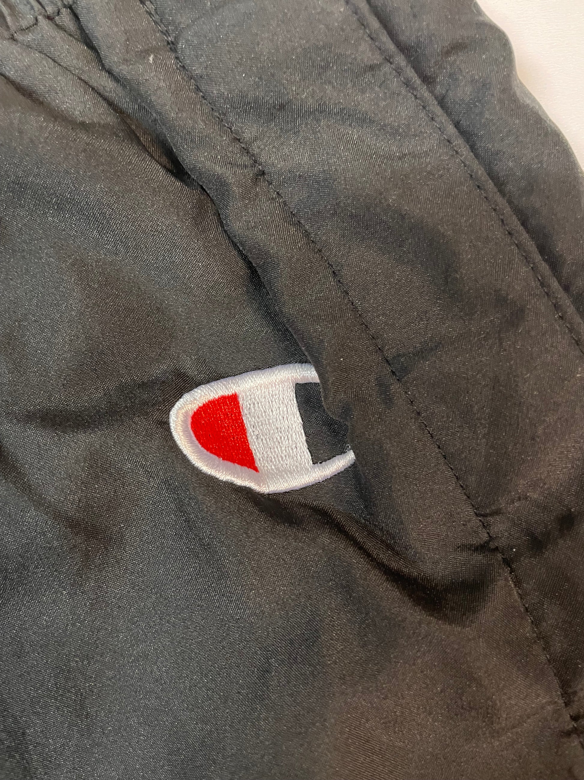 Entdecke unsere Vintage Track Pants von Nike und anderen Marken, erhältlich bei Valuxery.de - Dein Shop für trendige Vintage - Kleidung. Unsere Track Pants sind aus hochwertigen Materialien und