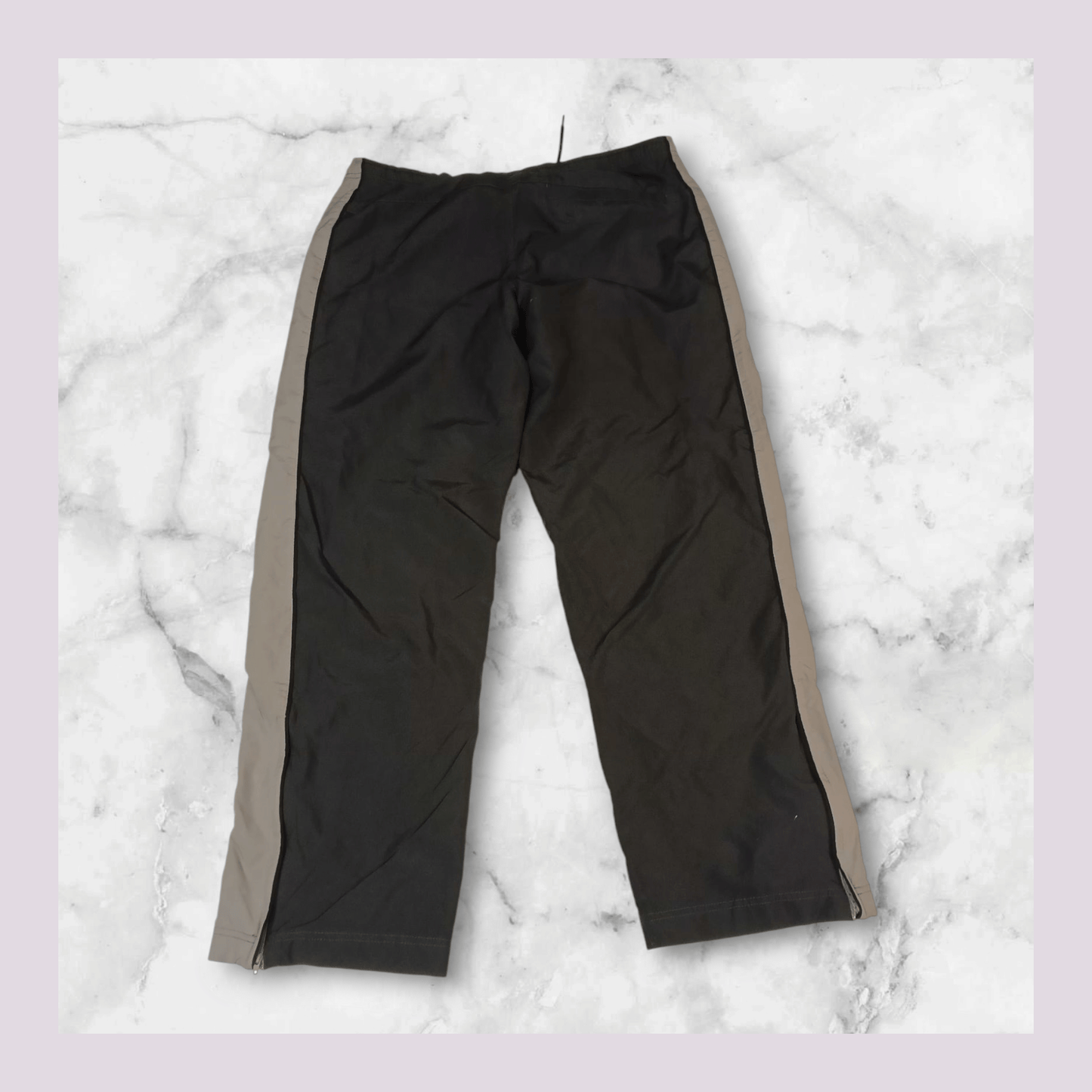 Entdecke unsere Vintage Track Pants von Nike und anderen Marken, erhältlich bei Valuxery.de - Dein Shop für trendige Vintage - Kleidung. Unsere Track Pants sind aus hochwertigen Materialien und