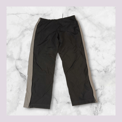 Entdecke unsere Vintage Track Pants von Nike und anderen Marken, erhältlich bei Valuxery.de - Dein Shop für trendige Vintage - Kleidung. Unsere Track Pants sind aus hochwertigen Materialien und