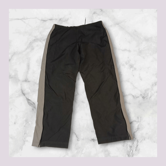 Entdecke unsere Vintage Track Pants von Nike und anderen Marken, erhältlich bei Valuxery.de - Dein Shop für trendige Vintage - Kleidung. Unsere Track Pants sind aus hochwertigen Materialien und