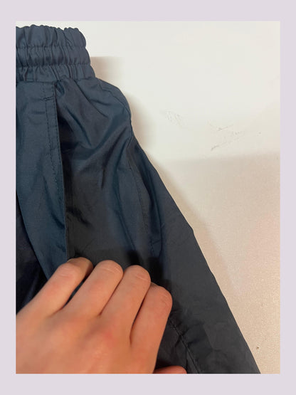 Entdecke unsere Vintage Track Pants von Nike und anderen Marken, erhältlich bei Valuxery.de - Dein Shop für trendige Vintage - Kleidung. Unsere Track Pants sind aus hochwertigen Materialien und