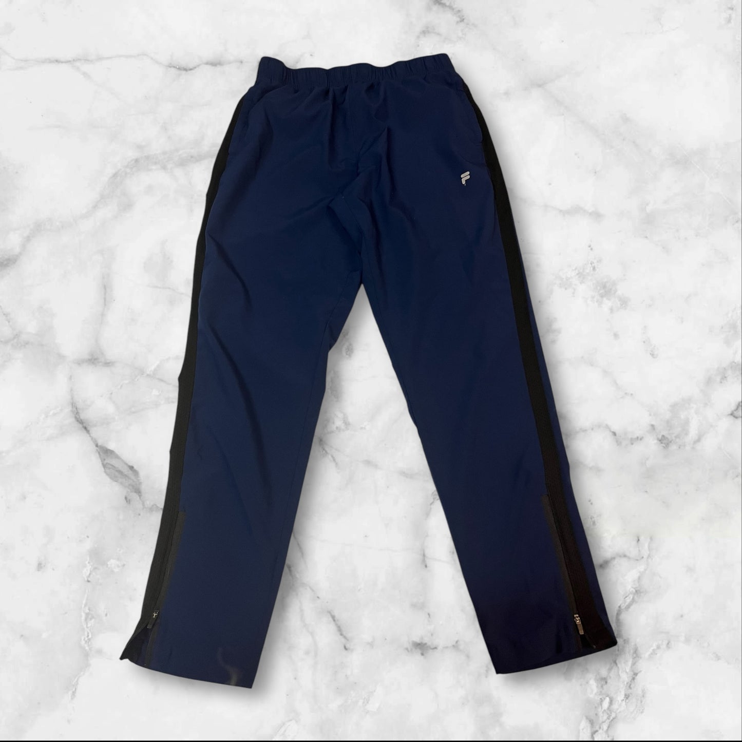 Entdecke unsere Vintage Track Pants von Nike und anderen Marken, erhältlich bei Valuxery.de - Dein Shop für trendige Vintage - Kleidung. Unsere Track Pants sind aus hochwertigen Materialien und
