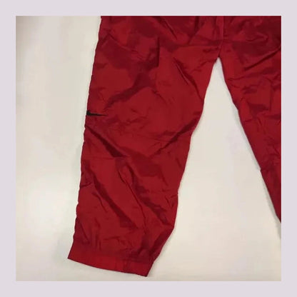 Entdecke unsere Vintage Track Pants von Nike und anderen Marken, erhältlich bei Valuxery.de - Dein Shop für trendige Vintage - Kleidung. Unsere Track Pants sind aus hochwertigen Materialien und