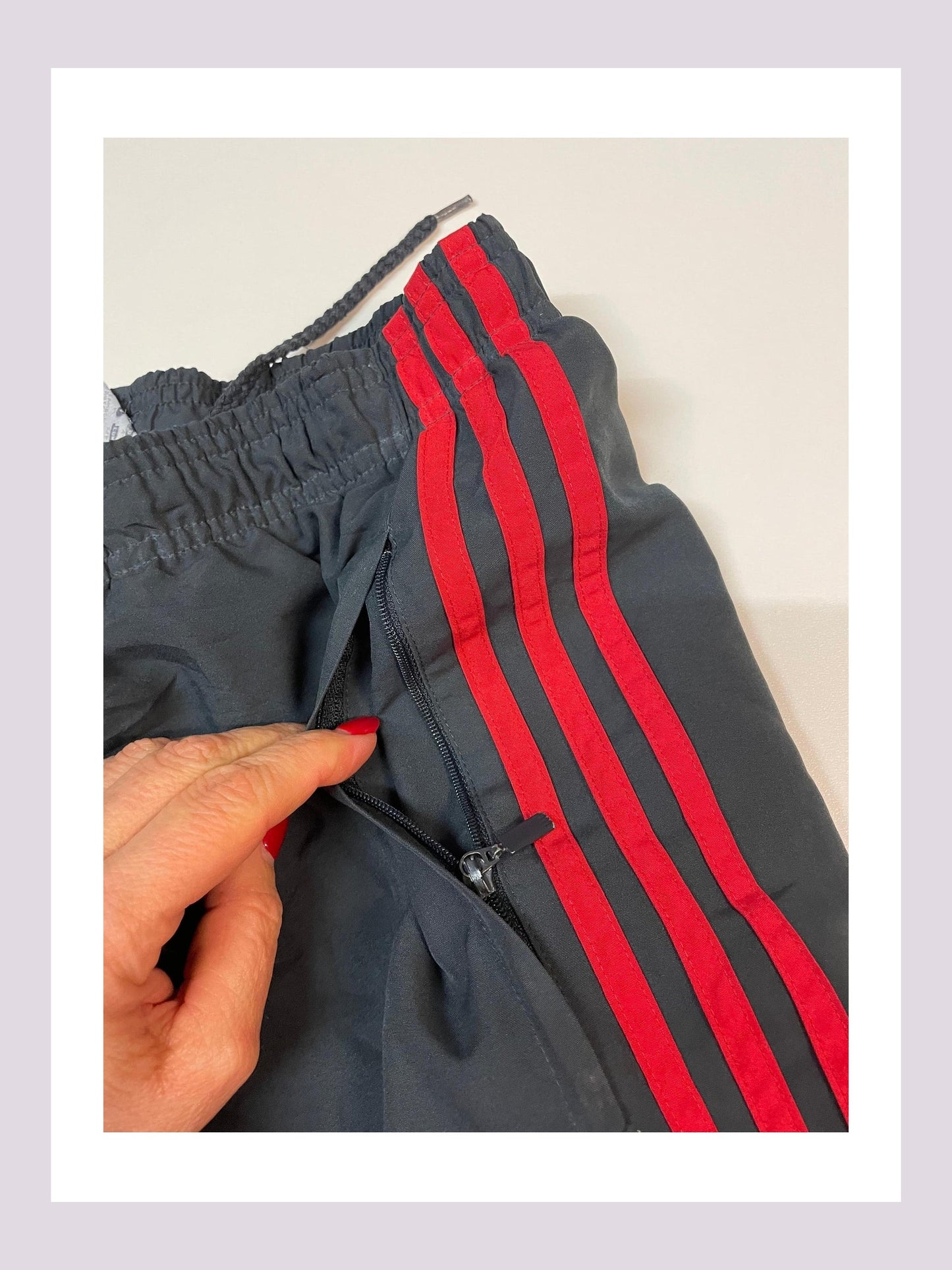 Entdecke unsere Vintage Track Pants von Nike und anderen Marken, erhältlich bei Valuxery.de - Dein Shop für trendige Vintage - Kleidung. Unsere Track Pants sind aus hochwertigen Materialien und