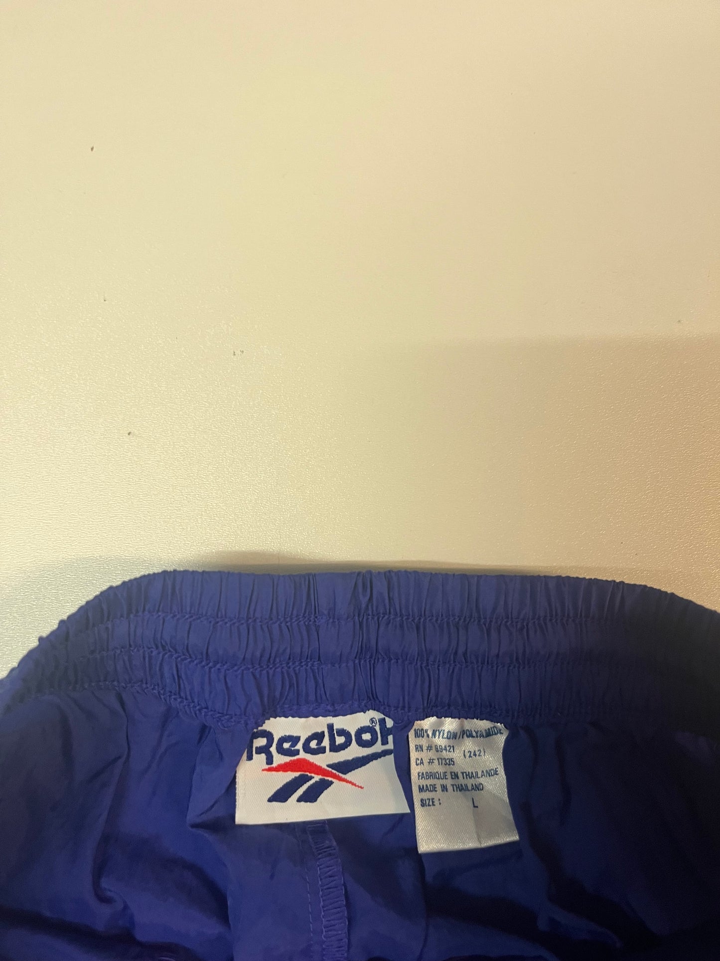 Entdecke unsere Vintage Track Pants von Nike und anderen Marken, erhältlich bei Valuxery.de - Dein Shop für trendige Vintage - Kleidung. Unsere Track Pants sind aus hochwertigen Materialien und