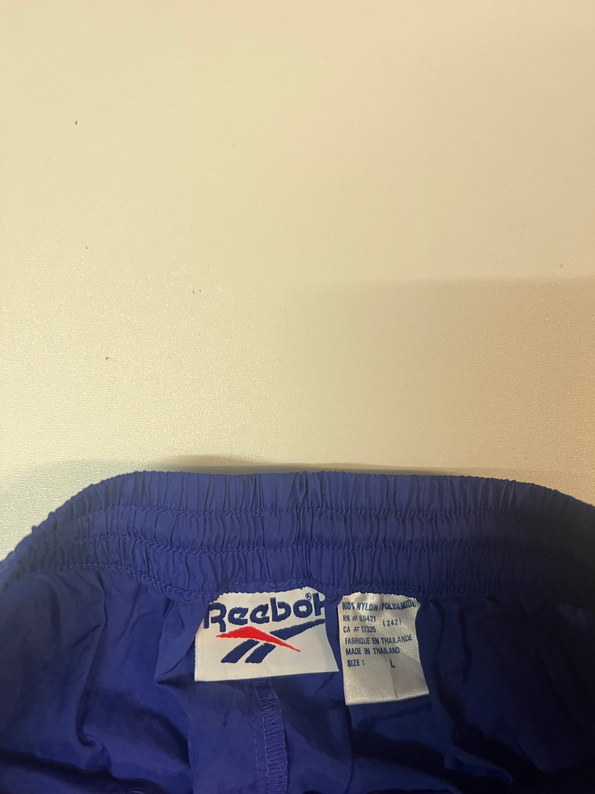 Entdecke unsere Vintage Track Pants von Nike und anderen Marken, erhältlich bei Valuxery.de - Dein Shop für trendige Vintage - Kleidung. Unsere Track Pants sind aus hochwertigen Materialien und