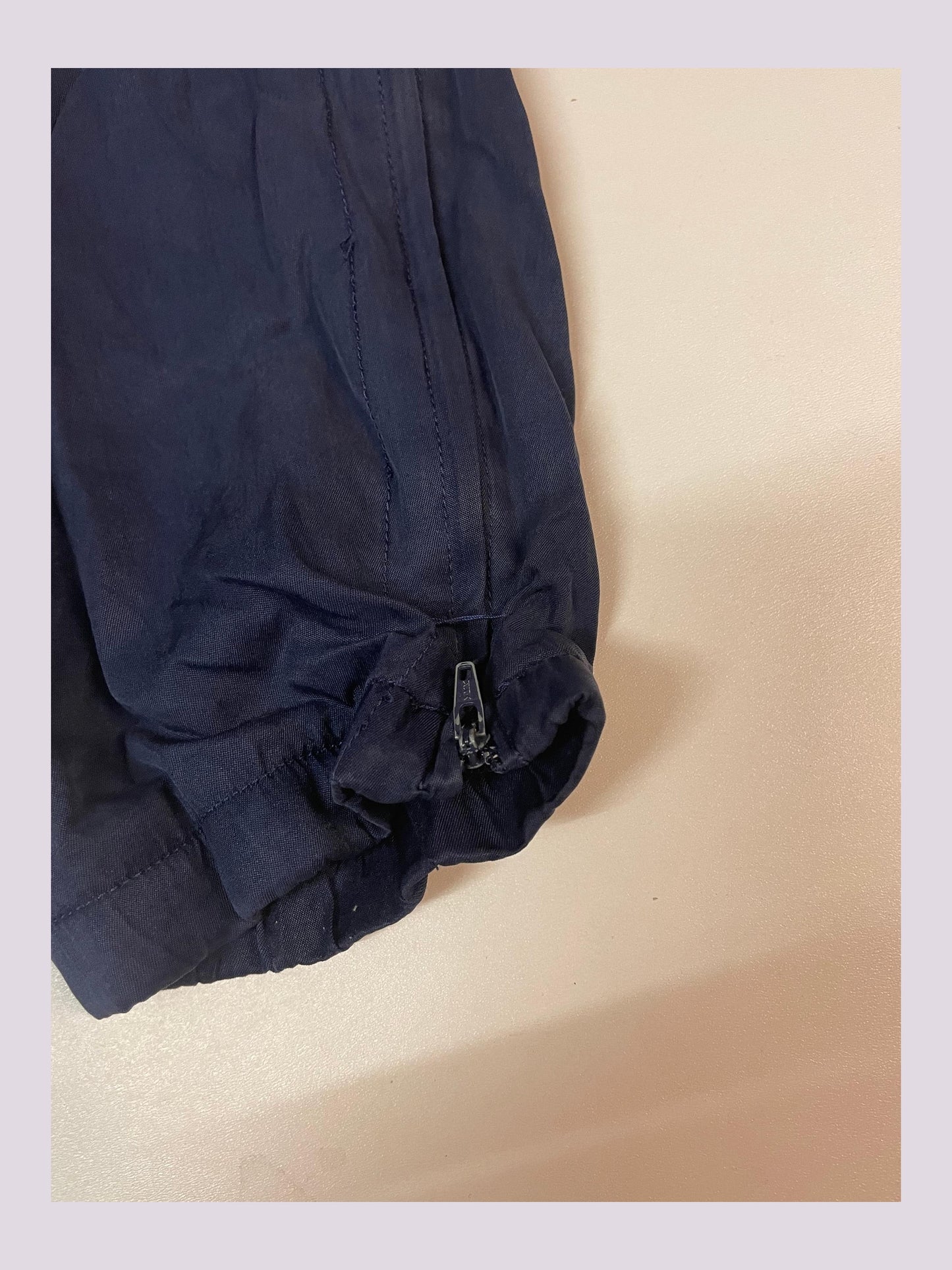 Entdecke unsere Vintage Track Pants von Nike und anderen Marken, erhältlich bei Valuxery.de - Dein Shop für trendige Vintage - Kleidung. Unsere Track Pants sind aus hochwertigen Materialien und