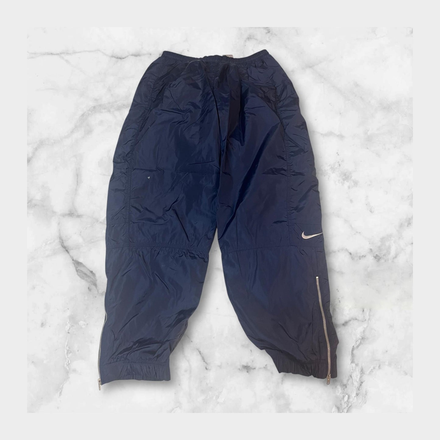 Entdecke unsere Vintage Track Pants von Nike und anderen Marken, erhältlich bei Valuxery.de - Dein Shop für trendige Vintage - Kleidung. Unsere Track Pants sind aus hochwertigen Materialien und