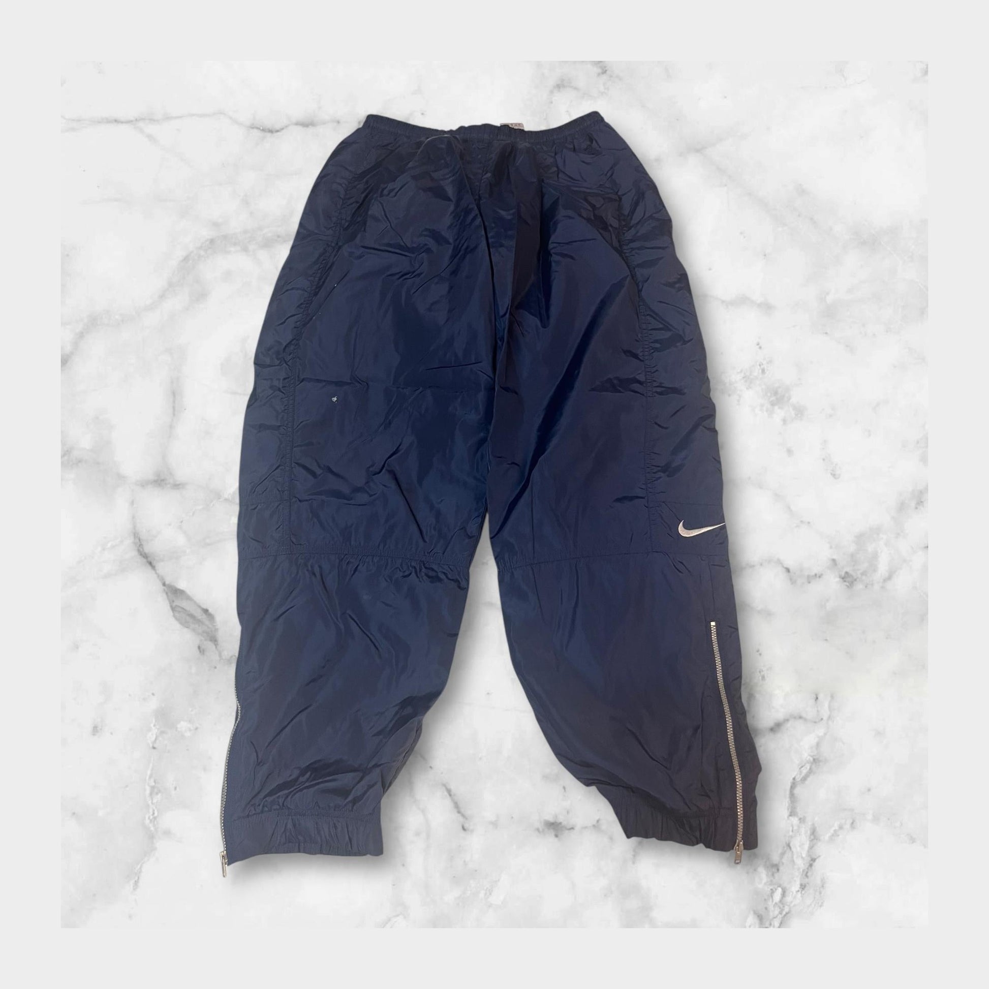 Entdecke unsere Vintage Track Pants von Nike und anderen Marken, erhältlich bei Valuxery.de - Dein Shop für trendige Vintage - Kleidung. Unsere Track Pants sind aus hochwertigen Materialien und
