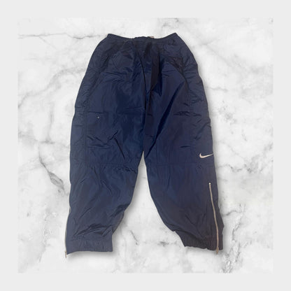 Entdecke unsere Vintage Track Pants von Nike und anderen Marken, erhältlich bei Valuxery.de - Dein Shop für trendige Vintage - Kleidung. Unsere Track Pants sind aus hochwertigen Materialien und