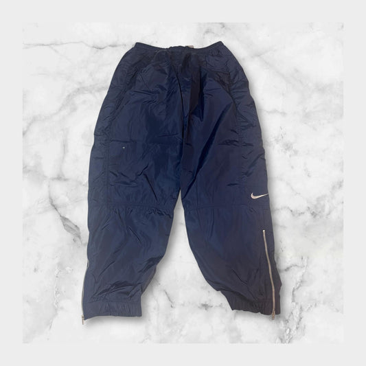 Entdecke unsere Vintage Track Pants von Nike und anderen Marken, erhältlich bei Valuxery.de - Dein Shop für trendige Vintage - Kleidung. Unsere Track Pants sind aus hochwertigen Materialien und