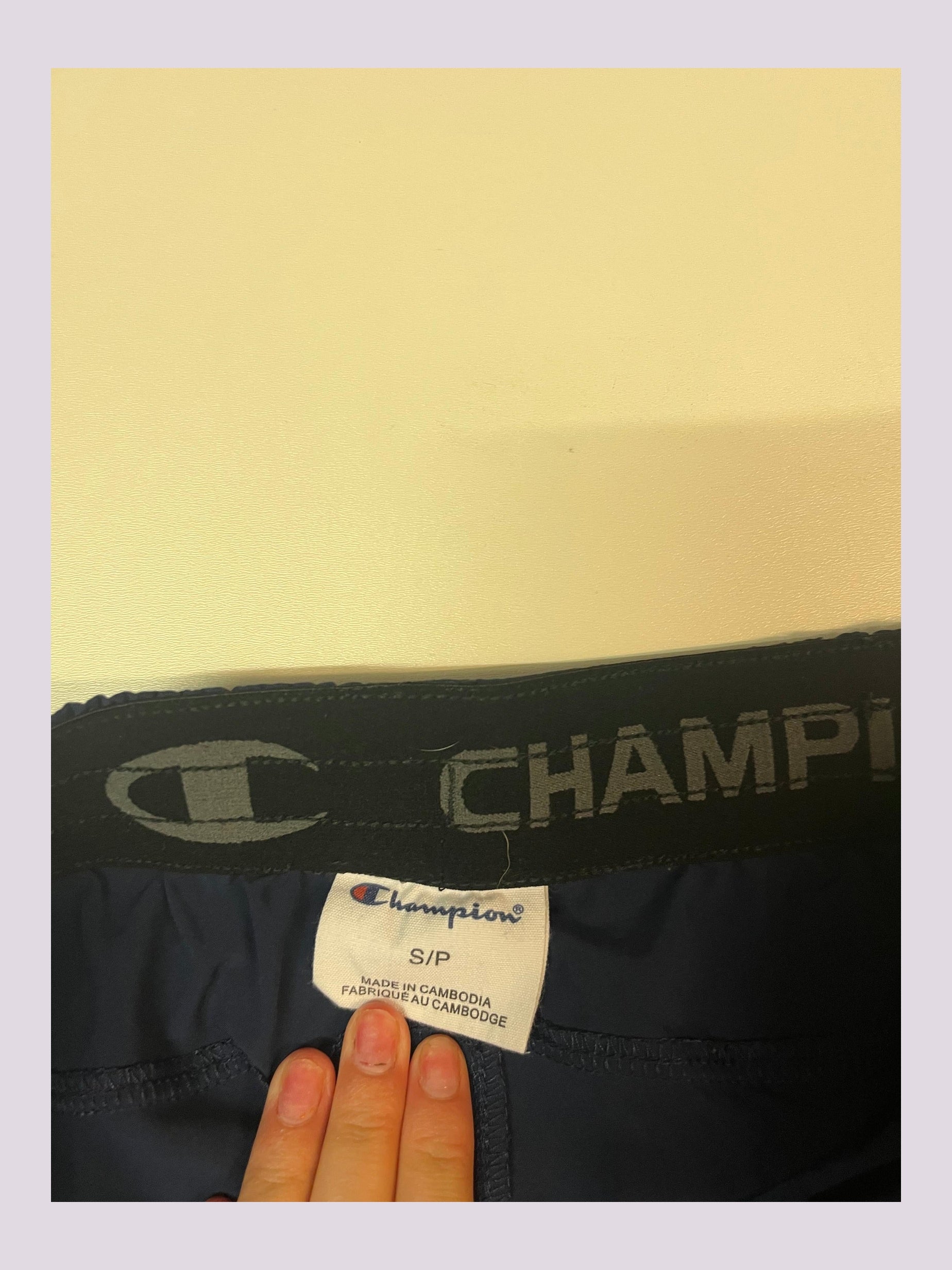 Entdecke unsere Vintage Track Pants von Nike und anderen Marken, erhältlich bei Valuxery.de - Dein Shop für trendige Vintage - Kleidung. Unsere Track Pants sind aus hochwertigen Materialien und