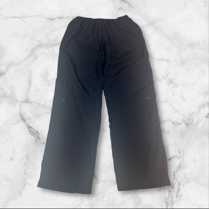 Entdecke unsere Vintage Track Pants von Nike und anderen Marken, erhältlich bei Valuxery.de - Dein Shop für trendige Vintage - Kleidung. Unsere Track Pants sind aus hochwertigen Materialien und