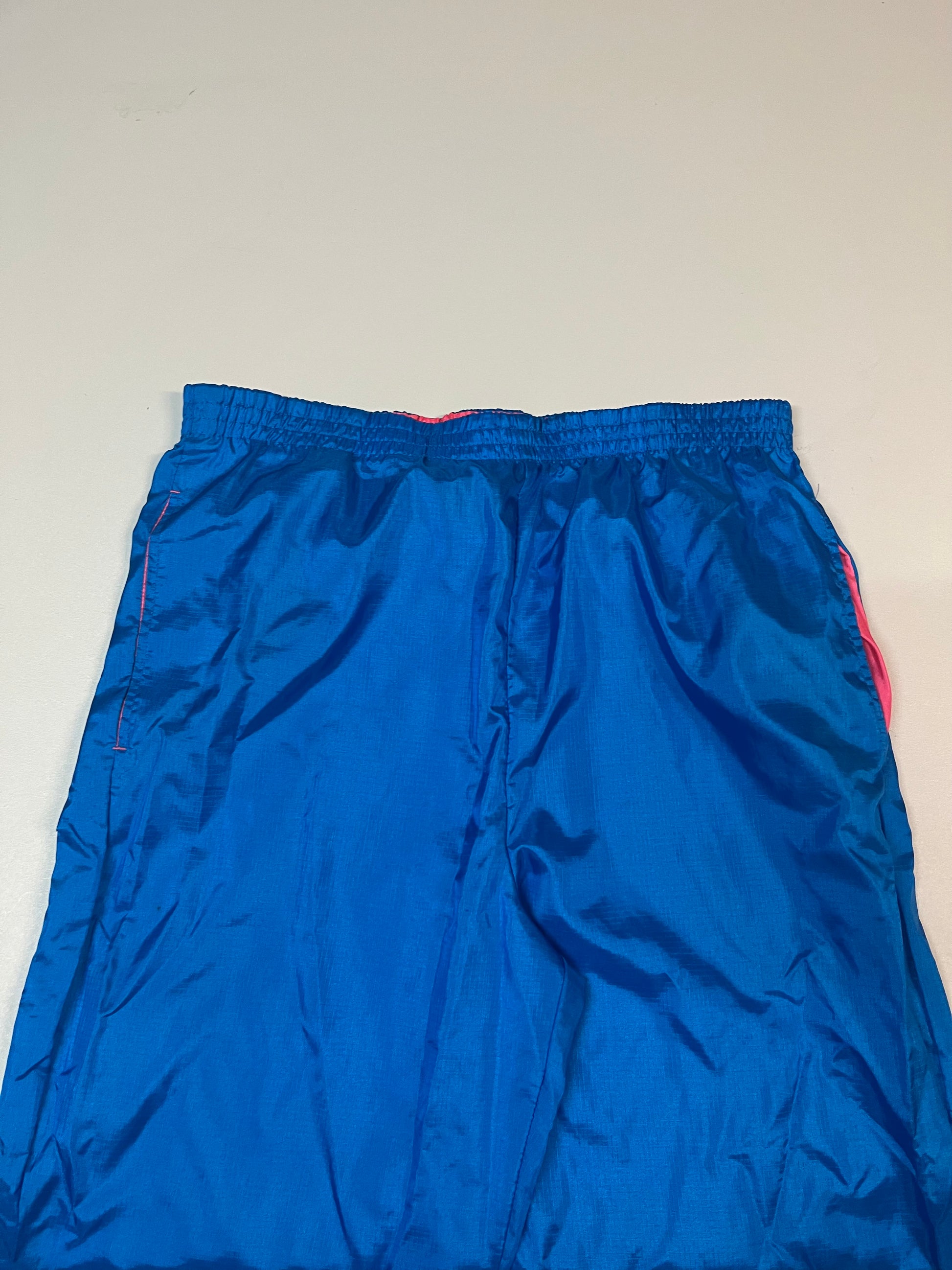 Entdecke unsere Vintage Track Pants von Nike und anderen Marken, erhältlich bei Valuxery.de - Dein Shop für trendige Vintage - Kleidung. Unsere Track Pants sind aus hochwertigen Materialien und