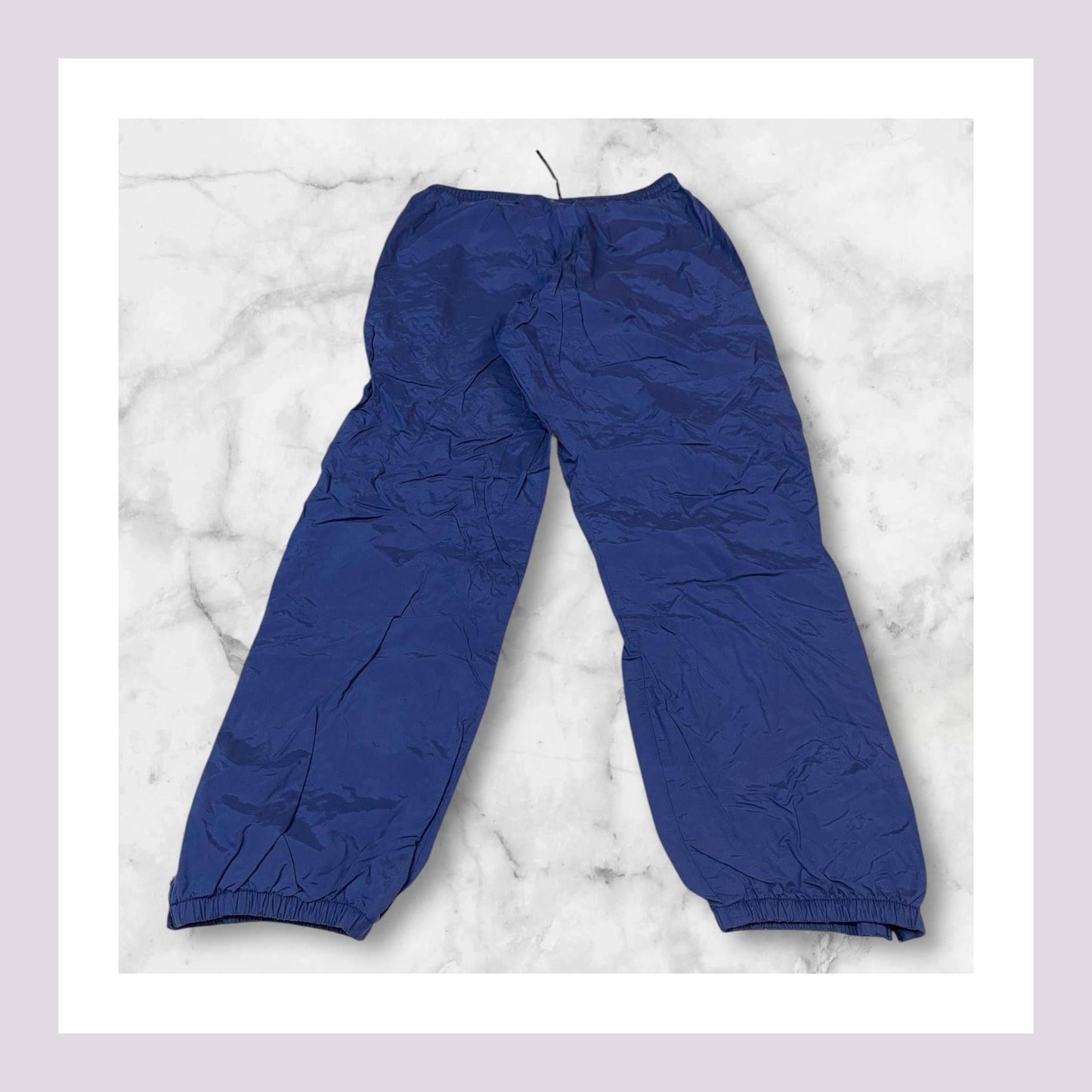 Entdecke unsere Vintage Track Pants von Nike und anderen Marken, erhältlich bei Valuxery.de - Dein Shop für trendige Vintage - Kleidung. Unsere Track Pants sind aus hochwertigen Materialien und