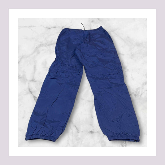 Entdecke unsere Vintage Track Pants von Nike und anderen Marken, erhältlich bei Valuxery.de - Dein Shop für trendige Vintage - Kleidung. Unsere Track Pants sind aus hochwertigen Materialien und