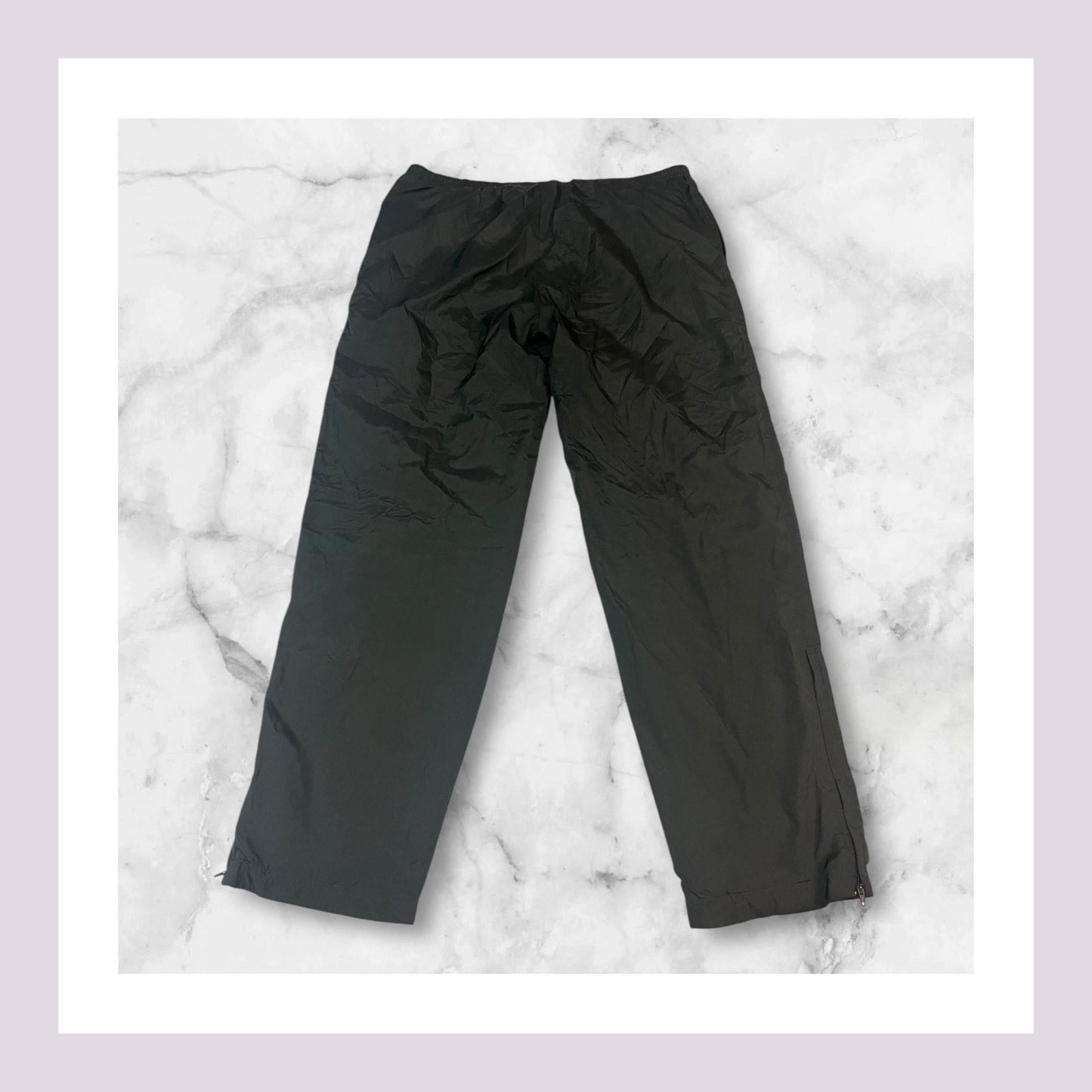 Entdecke unsere Vintage Track Pants von Nike und anderen Marken, erhältlich bei Valuxery.de - Dein Shop für trendige Vintage - Kleidung. Unsere Track Pants sind aus hochwertigen Materialien und