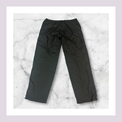 Entdecke unsere Vintage Track Pants von Nike und anderen Marken, erhältlich bei Valuxery.de - Dein Shop für trendige Vintage - Kleidung. Unsere Track Pants sind aus hochwertigen Materialien und