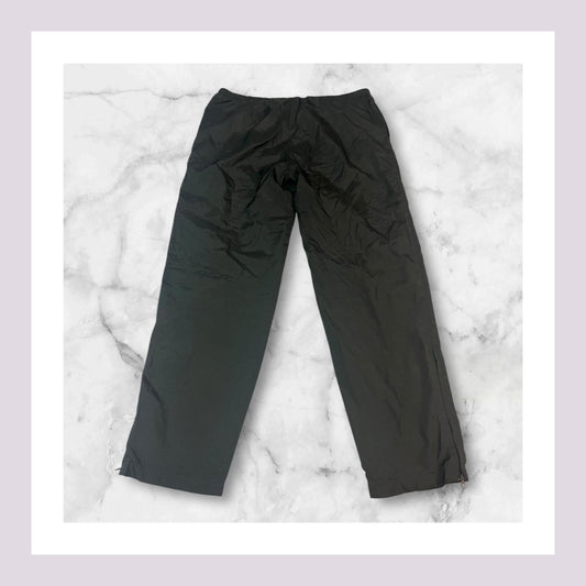 Entdecke unsere Vintage Track Pants von Nike und anderen Marken, erhältlich bei Valuxery.de - Dein Shop für trendige Vintage - Kleidung. Unsere Track Pants sind aus hochwertigen Materialien und