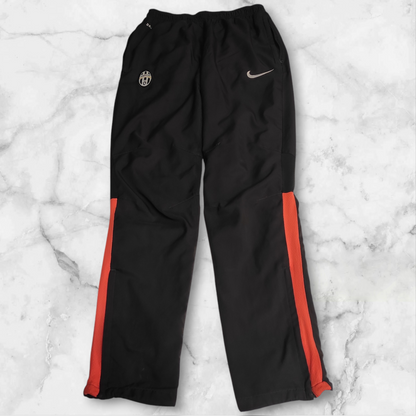 Entdecke unsere Vintage Track Pants von Nike und anderen Marken, erhältlich bei Valuxery.de - Dein Shop für trendige Vintage - Kleidung. Unsere Track Pants sind aus hochwertigen Materialien und