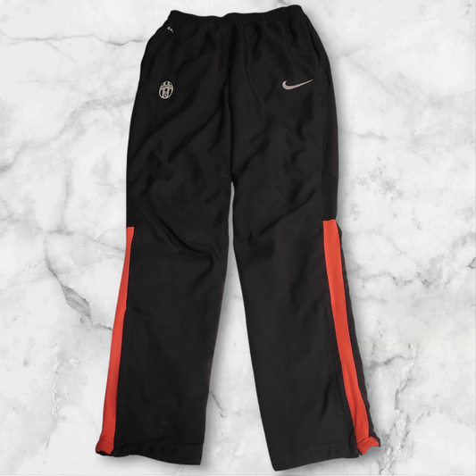 Entdecke unsere Vintage Track Pants von Nike und anderen Marken, erhältlich bei Valuxery.de - Dein Shop für trendige Vintage - Kleidung. Unsere Track Pants sind aus hochwertigen Materialien und