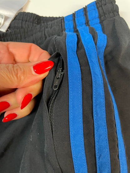 Entdecke unsere Vintage Track Pants von Nike und anderen Marken, erhältlich bei Valuxery.de - Dein Shop für trendige Vintage - Kleidung. Unsere Track Pants sind aus hochwertigen Materialien und