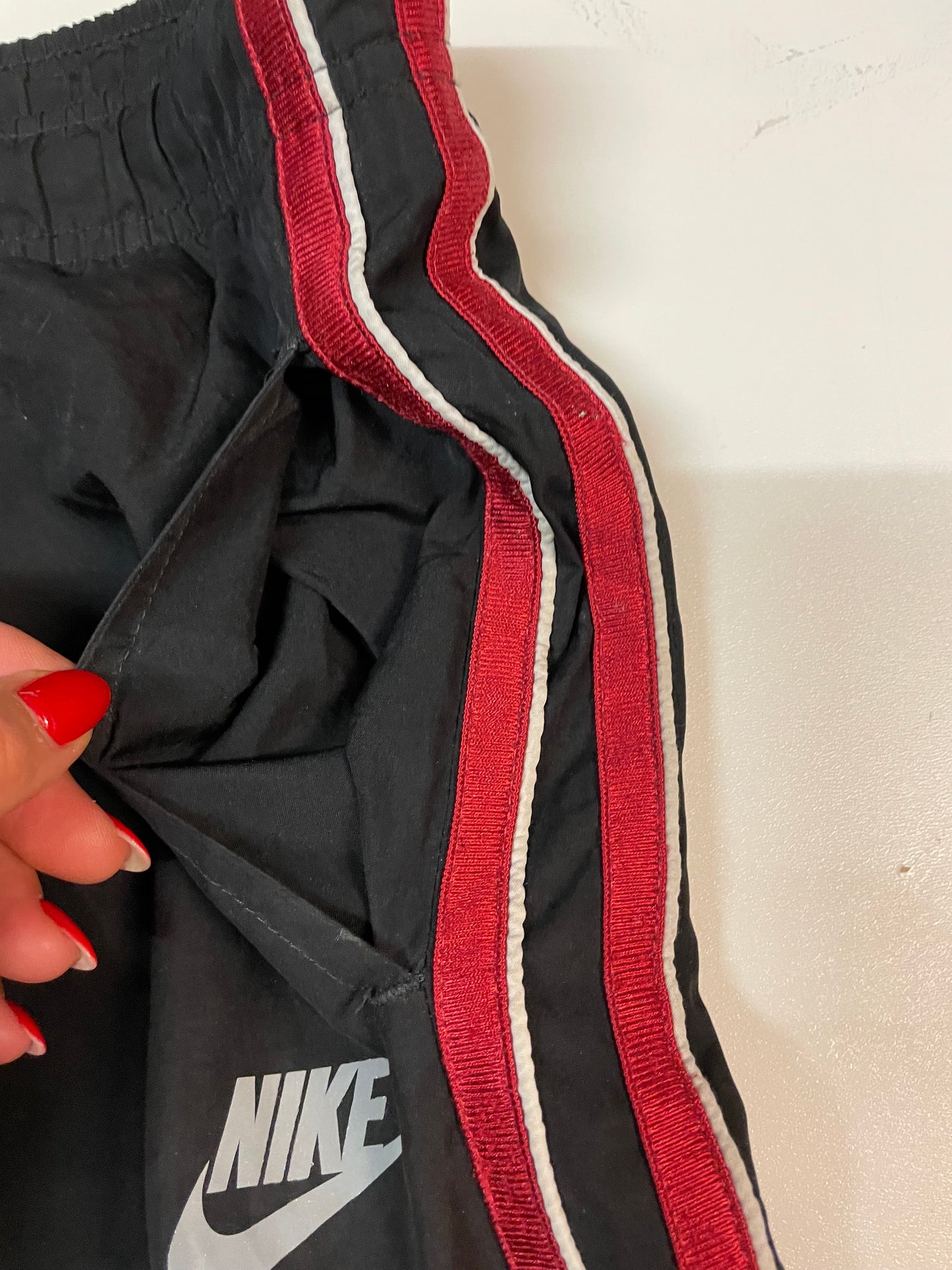 Entdecke unsere Vintage Track Pants von Nike und anderen Marken, erhältlich bei Valuxery.de - Dein Shop für trendige Vintage - Kleidung. Unsere Track Pants sind aus hochwertigen Materialien und
