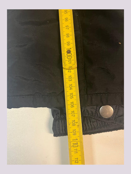 Entdecke unsere Vintage Track Pants von Nike und anderen Marken, erhältlich bei Valuxery.de - Dein Shop für trendige Vintage - Kleidung. Unsere Track Pants sind aus hochwertigen Materialien und