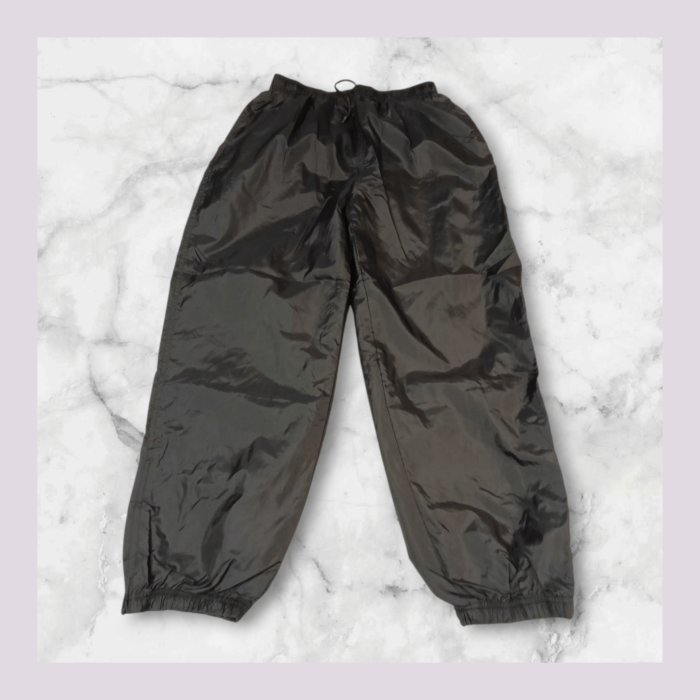 Entdecke unsere Vintage Track Pants von Nike und anderen Marken, erhältlich bei Valuxery.de - Dein Shop für trendige Vintage - Kleidung. Unsere Track Pants sind aus hochwertigen Materialien und