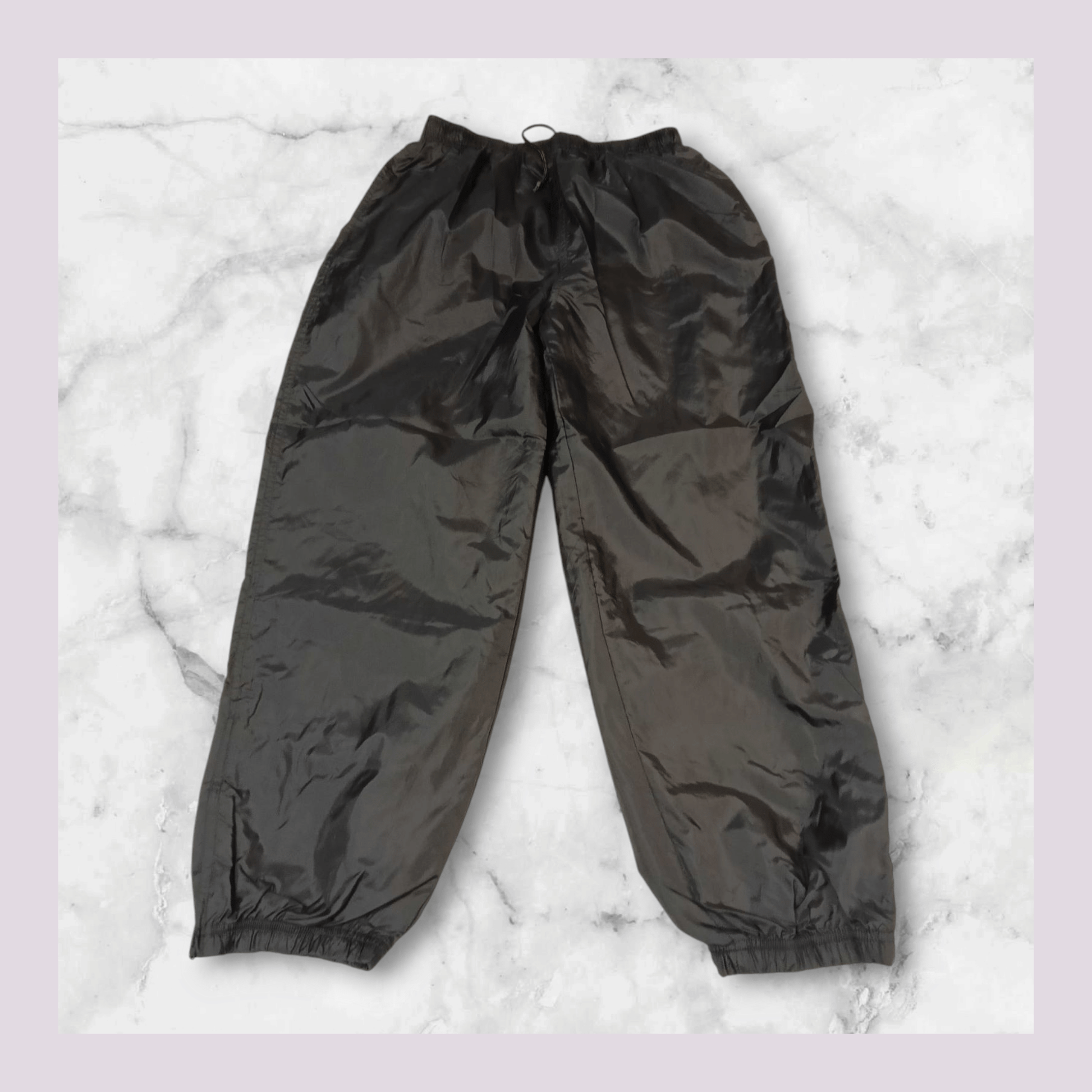 Entdecke unsere Vintage Track Pants von Nike und anderen Marken, erhältlich bei Valuxery.de - Dein Shop für trendige Vintage - Kleidung. Unsere Track Pants sind aus hochwertigen Materialien und