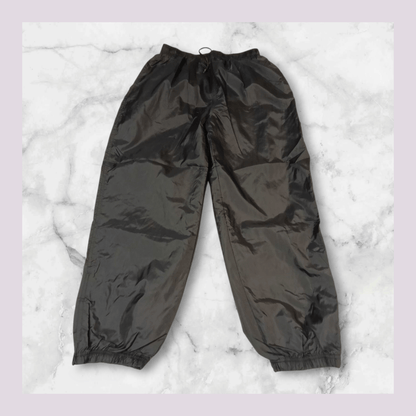 Entdecke unsere Vintage Track Pants von Nike und anderen Marken, erhältlich bei Valuxery.de - Dein Shop für trendige Vintage - Kleidung. Unsere Track Pants sind aus hochwertigen Materialien und