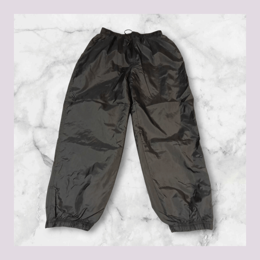 Entdecke unsere Vintage Track Pants von Nike und anderen Marken, erhältlich bei Valuxery.de - Dein Shop für trendige Vintage - Kleidung. Unsere Track Pants sind aus hochwertigen Materialien und
