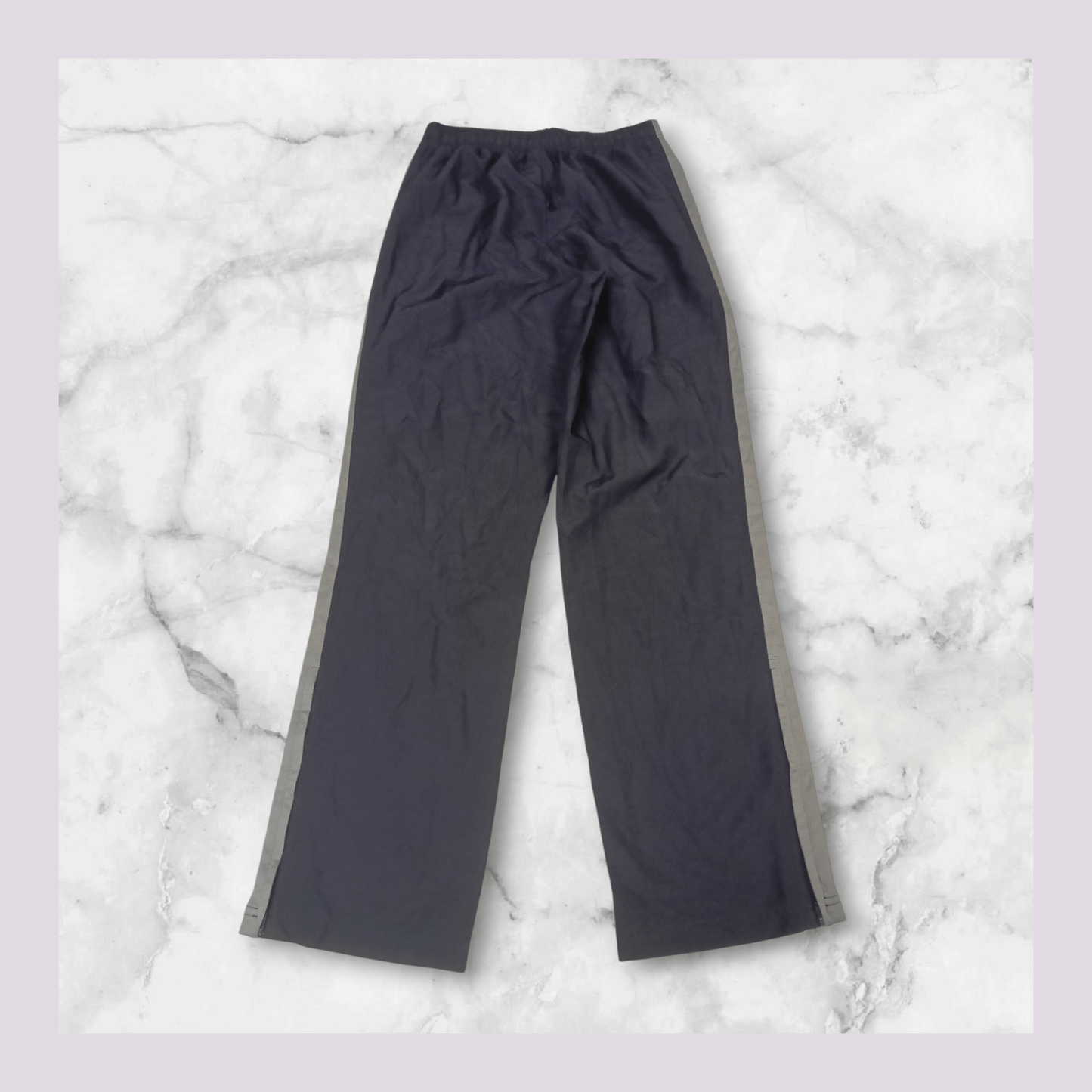 Entdecke unsere Vintage Track Pants von Nike und anderen Marken, erhältlich bei Valuxery.de - Dein Shop für trendige Vintage - Kleidung. Unsere Track Pants sind aus hochwertigen Materialien und