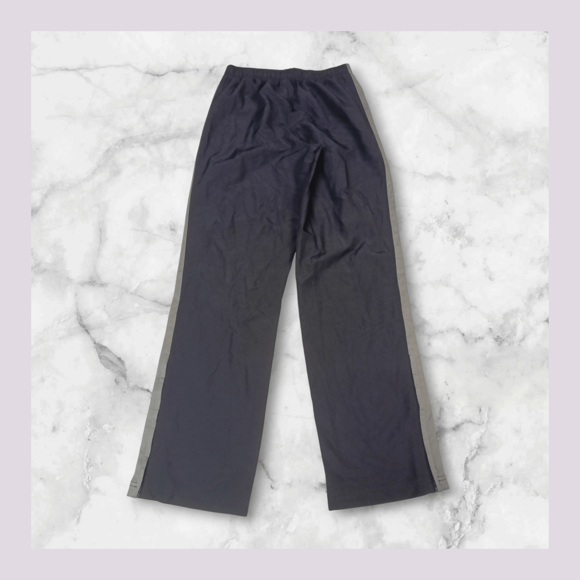 Entdecke unsere Vintage Track Pants von Nike und anderen Marken, erhältlich bei Valuxery.de - Dein Shop für trendige Vintage - Kleidung. Unsere Track Pants sind aus hochwertigen Materialien und