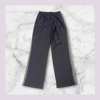 Entdecke unsere Vintage Track Pants von Nike und anderen Marken, erhältlich bei Valuxery.de - Dein Shop für trendige Vintage - Kleidung. Unsere Track Pants sind aus hochwertigen Materialien und