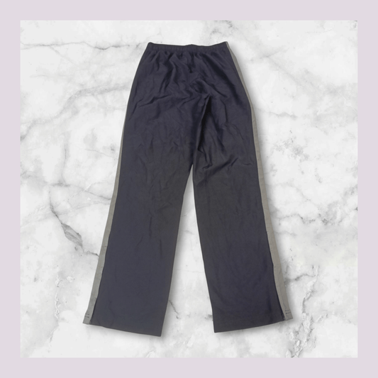 Entdecke unsere Vintage Track Pants von Nike und anderen Marken, erhältlich bei Valuxery.de - Dein Shop für trendige Vintage - Kleidung. Unsere Track Pants sind aus hochwertigen Materialien und