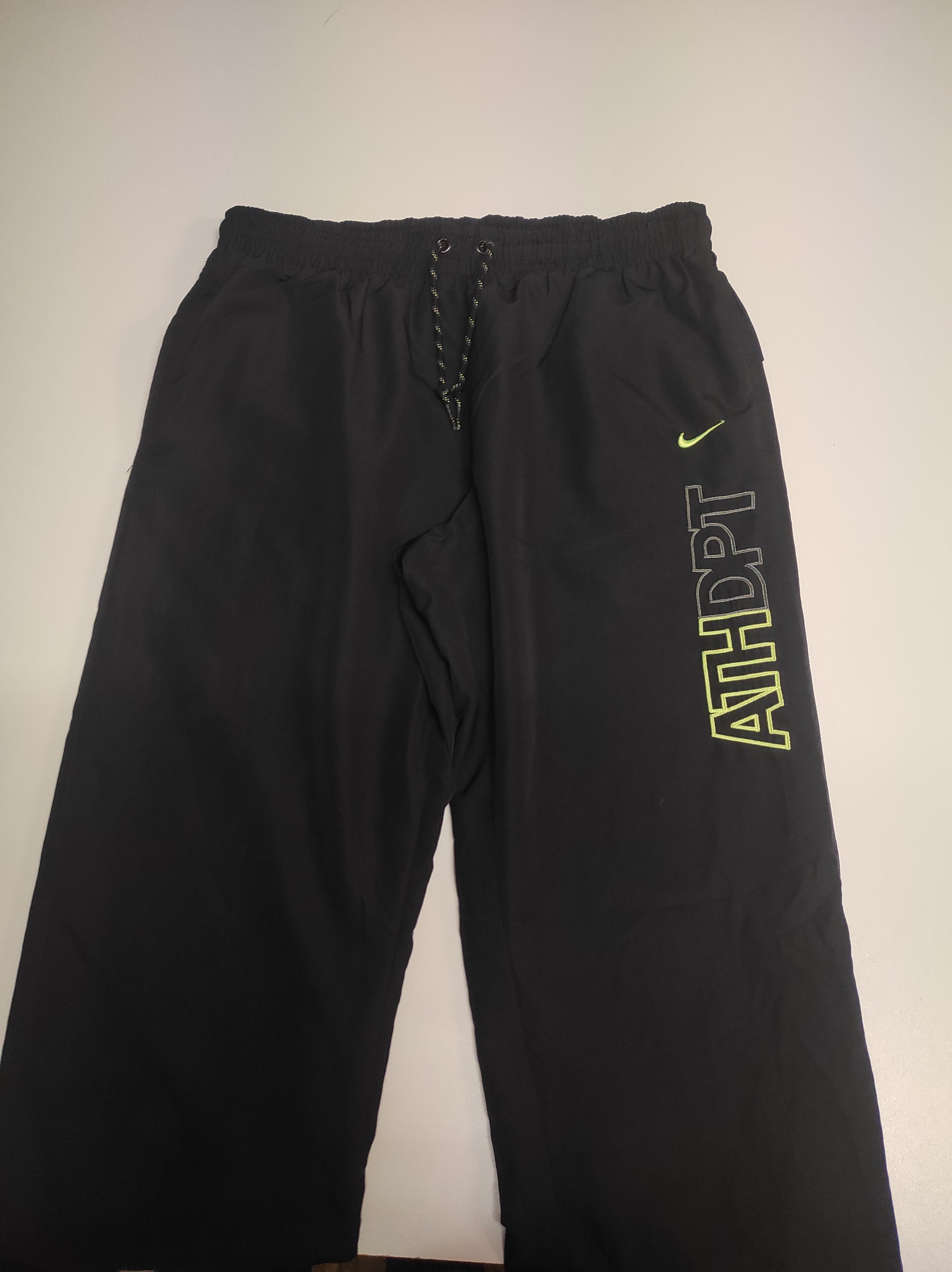 Entdecke unsere Vintage Track Pants von Nike und anderen Marken, erhältlich bei Valuxery.de - Dein Shop für trendige Vintage - Kleidung. Unsere Track Pants sind aus hochwertigen Materialien und