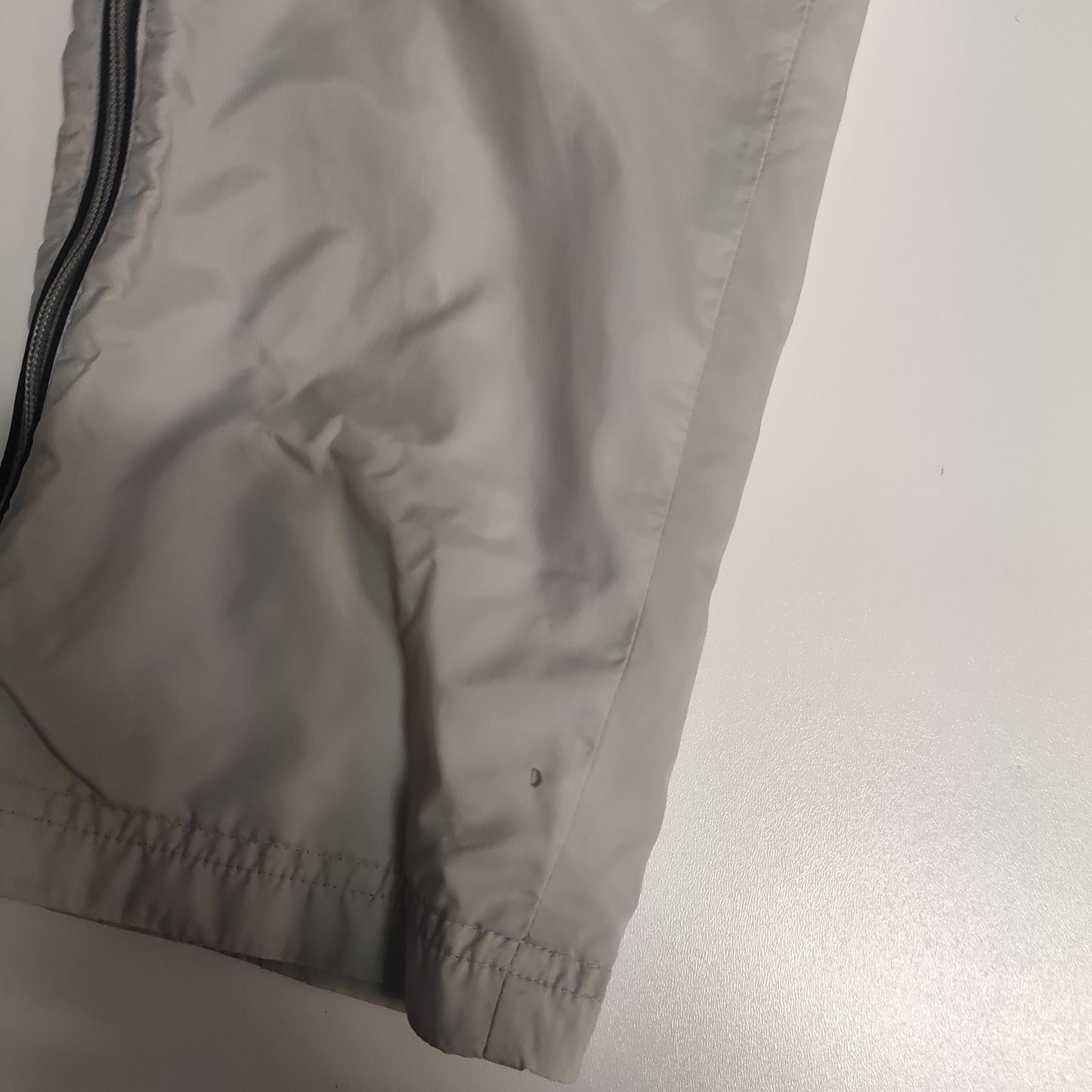 Entdecke unsere Vintage Track Pants von Nike und anderen Marken, erhältlich bei Valuxery.de - Dein Shop für trendige Vintage - Kleidung. Unsere Track Pants sind aus hochwertigen Materialien und