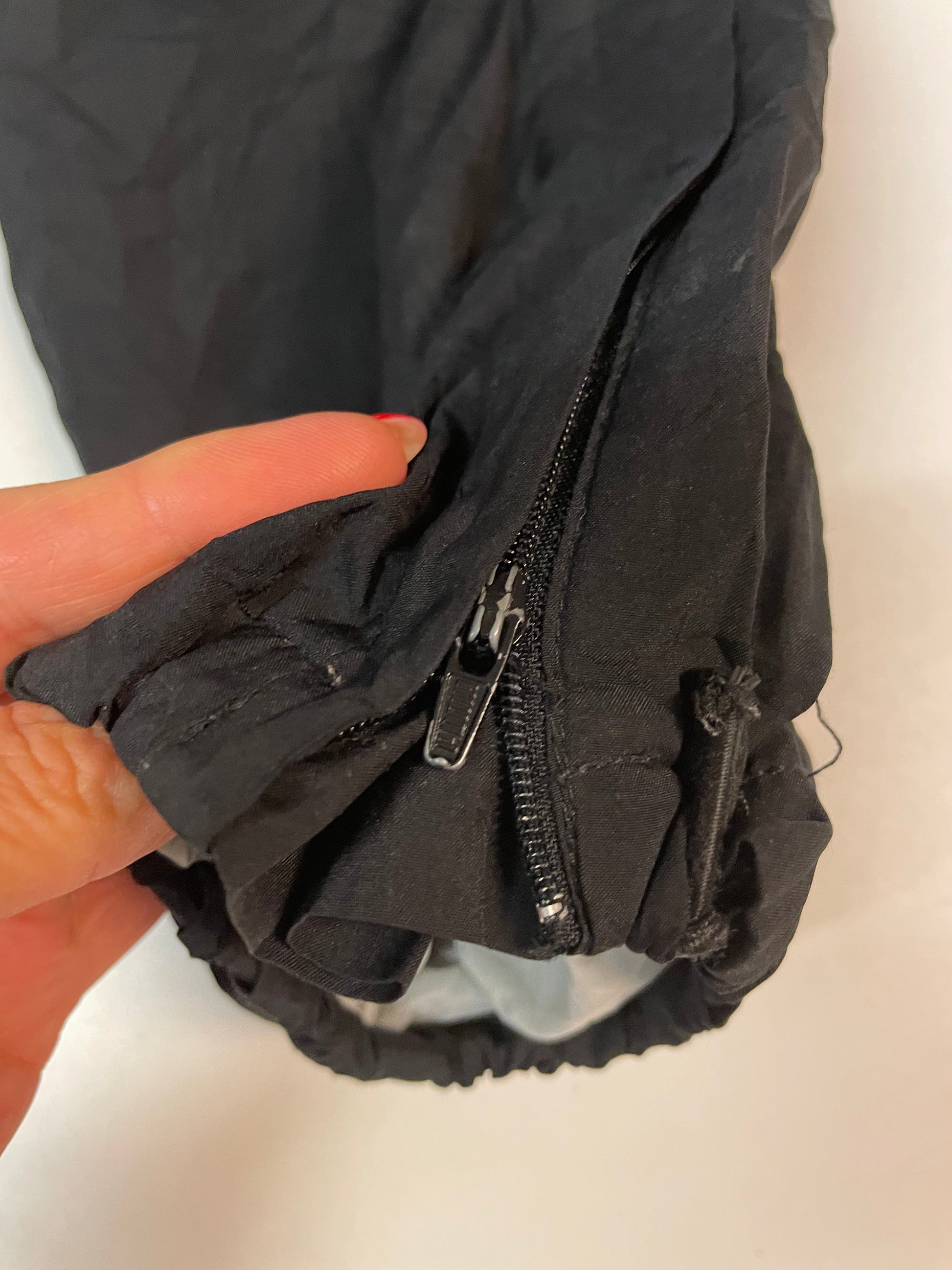 Entdecke unsere Vintage Track Pants von Nike und anderen Marken, erhältlich bei Valuxery.de - Dein Shop für trendige Vintage - Kleidung. Unsere Track Pants sind aus hochwertigen Materialien und