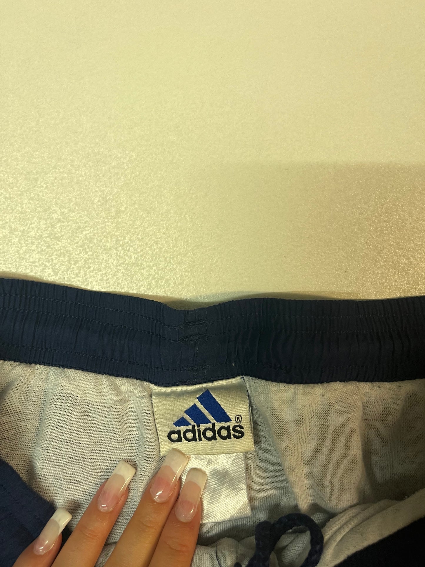 Entdecke unsere Vintage Track Pants von Nike und anderen Marken, erhältlich bei Valuxery.de - Dein Shop für trendige Vintage - Kleidung. Unsere Track Pants sind aus hochwertigen Materialien und